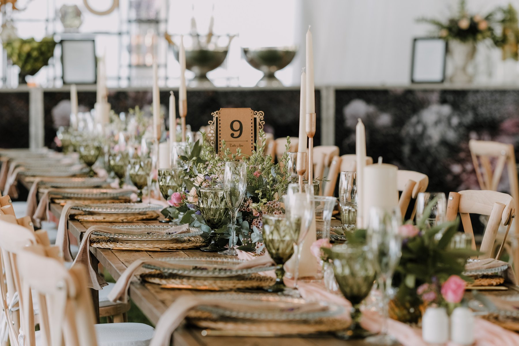 Mesa posta de casamento com numeração de mesa