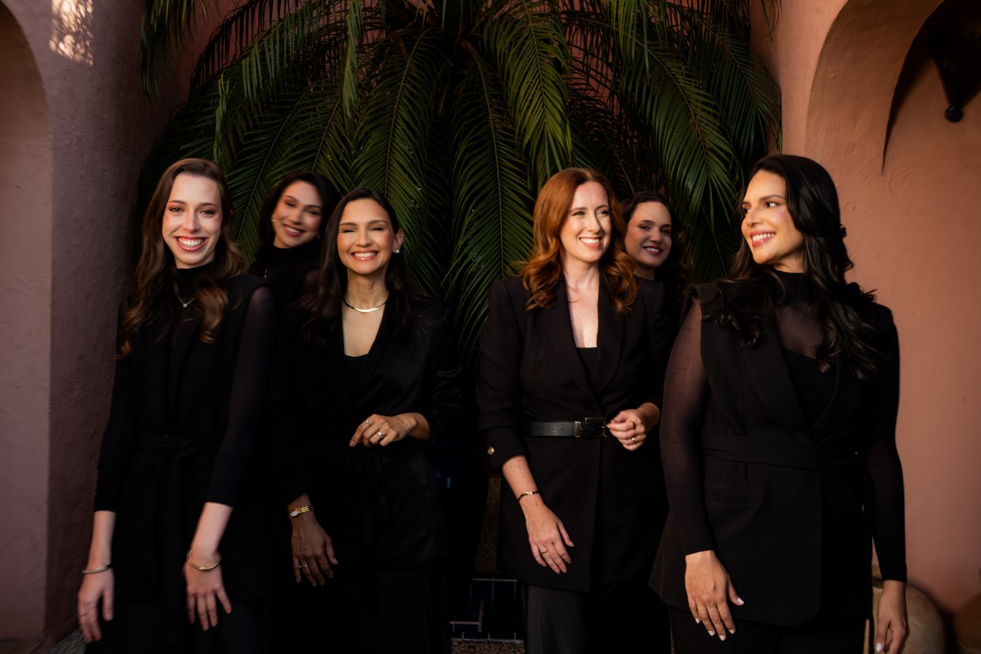 Equipe FICA vestida de preto, reunida